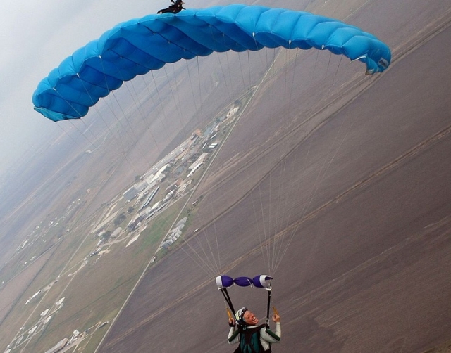 Salto en paracaidas.jpg